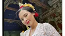 Aktris cantik kelahiran 16 Mei 1997 itu terlihat cantik dalam balutan kebaya Bali. [Foto: IG/indahpermatas].