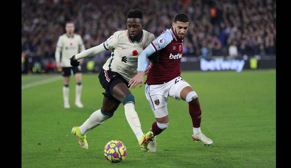 Pada menit ke-82, upaya keras Liverpool berbuah hasil setelah Divock Origi mencetak gol kedua The Reds dan membuat tim asuhan Jurgen Klopp itu kini hanya tertinggal 2-3. (AP Photo/Ian Walton)