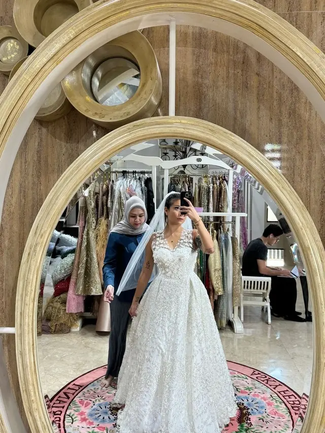 Awkarin Pakai Baju Pengantin