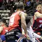 Pebasket Indonesia, Donald Santoso, berusaha melewati pebasket Thailand pada Asian Para Games di Hall Basket, Jakarta, Rabu (10/10/2018). Indonesia kalah 10-62 dari Thailand. (Bola.com/M Iqbal Ichsan)