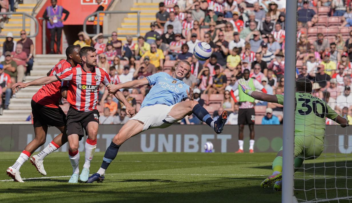 Pemain Manchester City, Erling Haaland berusaha mencetak gol ke gawang Southampton dalam laga lanjutan Liga Inggris 2024/2025 di St Mary's Stadium, Southampton, Inggris, Sabtu (10/05/2025) waktu setempat. (AP Photo/PA/Andrew Matthews)