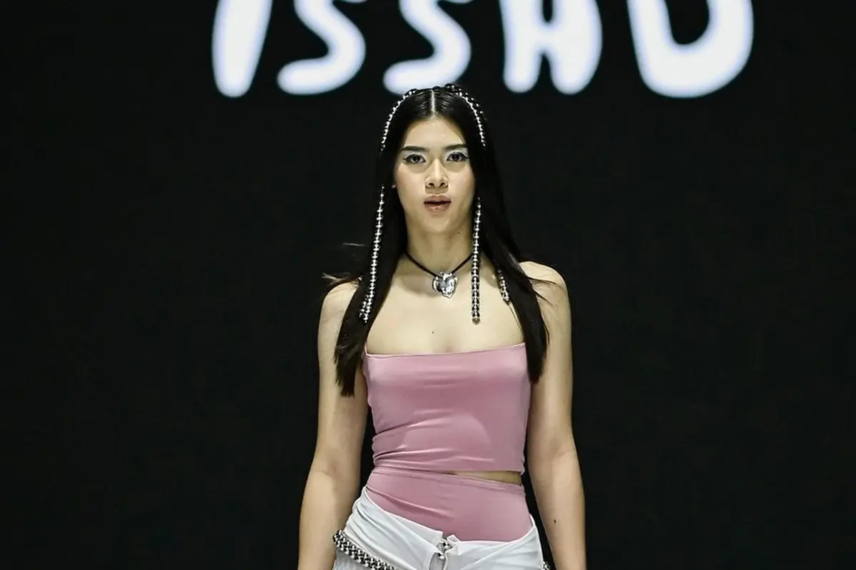 Gaya Keren Kayra Miendra Putri Mieke Amalia Debut di Jakarta Fashion Week 2025, Wariskan Bakat Model dari Sang Ibu
