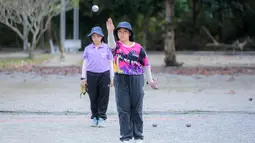 Olahraga ini memiliki sejarah panjang dan popularitas yang signifikan di negara tersebut, baik sebagai aktivitas rekreasi maupun kompetisi serius. Tampak dalam foto, atlet muda Thailand saat memainkan olahraga Petanque di Lapangan Latih Dua Kompleks 700th Anniversary of Chiang Mai Stadium, Kamis (11/12/2025). (Bola.com/Bagaskara Lazuardi)