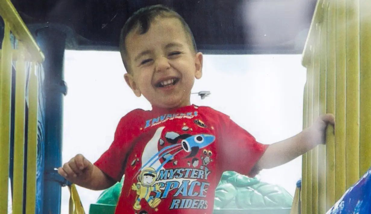 Foto Aylan Kurdi yang diletakkan di rumah bibinya, Tima Kurdi di Coquitlam, British Columbia, Kamis (3/9/2015). Bocah tiga tahun itu terdampar di pantai Turki dalam kondisi tak bernyawa. (REUTERS/Kurdi family)