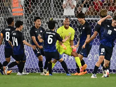 Kiper Jepang #01 Leobrian Kokubo berselebrasi setelah Mali gagal mengeksekusi penalty pada matchday 2 Grup D sepak bola Olimpiade Paris 2024 di stadion Matmut Aliantique, Minggu (28/7/2024). (Christophe ARCHAMBAULT / AFP)