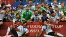 Tim sepak bola Jerman berfoto bersama dengan piala usai memenangkan final Piala Konfederasi 2017 di Stadion Saint Petersburg, Rusia (2/7). Jerman berhasil menjadi juara usai mengalahkan Cile dengan skor 1-0. (AFP Photo/Patrik Stollarz)