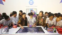 Head of Public Policy Google Indonesia Shinto Nugroho (tengah) bersama Direktur Pelestarian Cagar Budaya Permuseuman Harry Widianto (ketiga kanan) saat peluncuran Art Camera dan Google Cardboard, Jakarta, Kamis (27/10). (Liputan6.com/Immanuel Antonius)