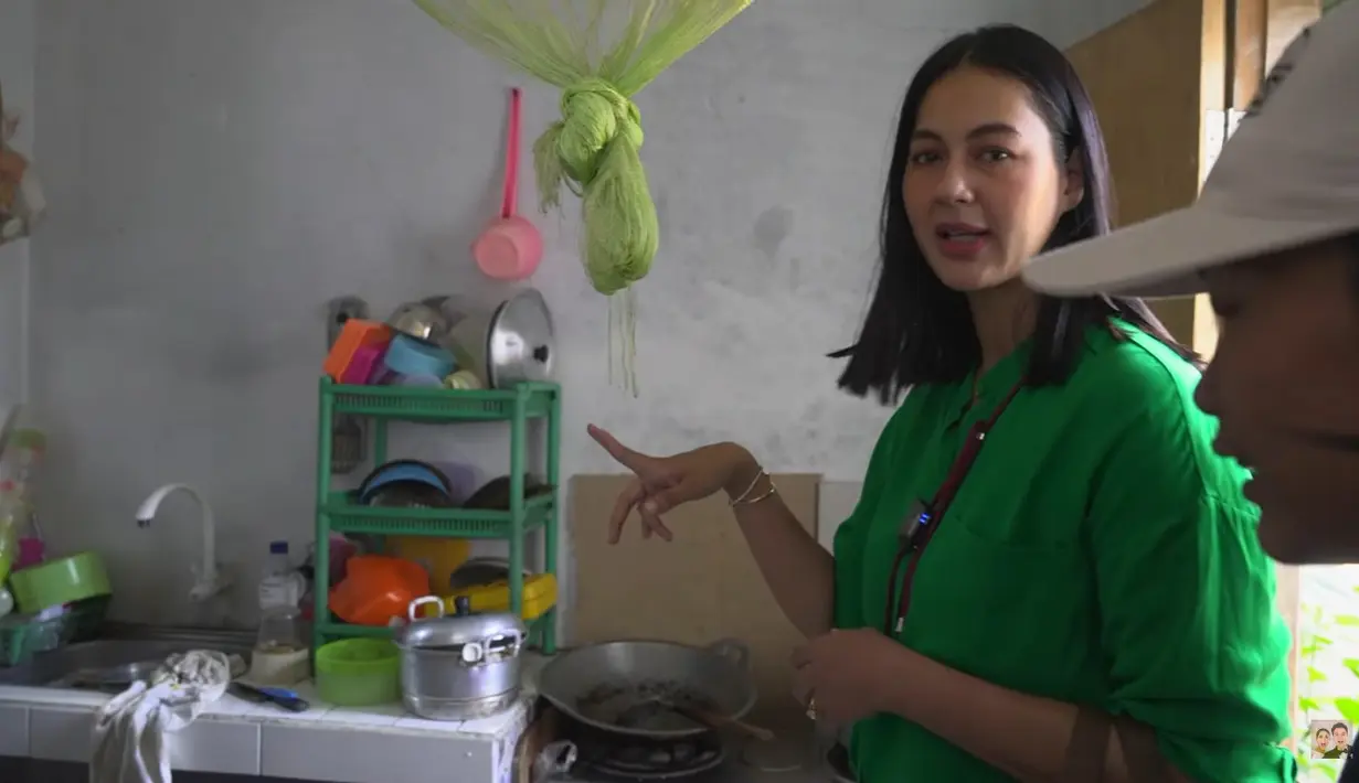 Nyaman Meski Tak Punya Dipan, Ini 7 Potret Rumah Bonge Citayam Fashion Week (Sumber: YouTube/Baim Paula)
