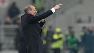 Pelatih AC Milan, Massimiliano Allegri, memberi instruksi kepada para pemainnya pada laga Serie A/Liga Italia antara AC Milan vs Genoa di Milan, Italia, Kamis, 8 Januari 2026. (AP Photo/Antonio Calanni)