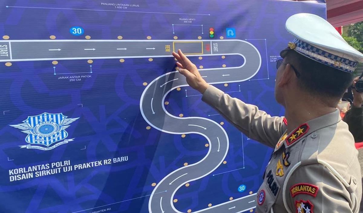 Kakorlantas Irjen Firman Santyabudi menyarankan anak ibu mempelajari dahulu materi-materi ujian teori.