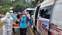 Petugas medis Sulteng yang membantu penanganan pascagempa Mamuju mengevakuasi salah satu korban luka di Kecamatan Tapalang, Mamuju ke RS, Rabu (20/01/2021). (Foto: Heri Susanto/ Liputan6.com)