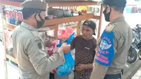 Aksi Satpol PP Bantu Warga yang Terdampak PPKM di Penjuru Kota Makassar