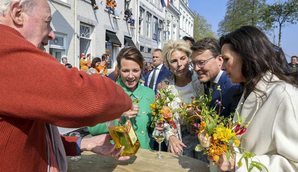 <p>(Dari kiri) Putri Belanda Anette, Putri Laurentien, Pangeran Constantijn, Putri Anita minum-minum saat perayaan Hari Raja di Maastricht, Belanda, Rabu (27/4/2022). Setelah dua tahun hening karena pandemi COVID-19, Belanda kembali merayakan Hari Raja seperti biasa. (Patrick van Katwijk/ANP/AFP)</p>