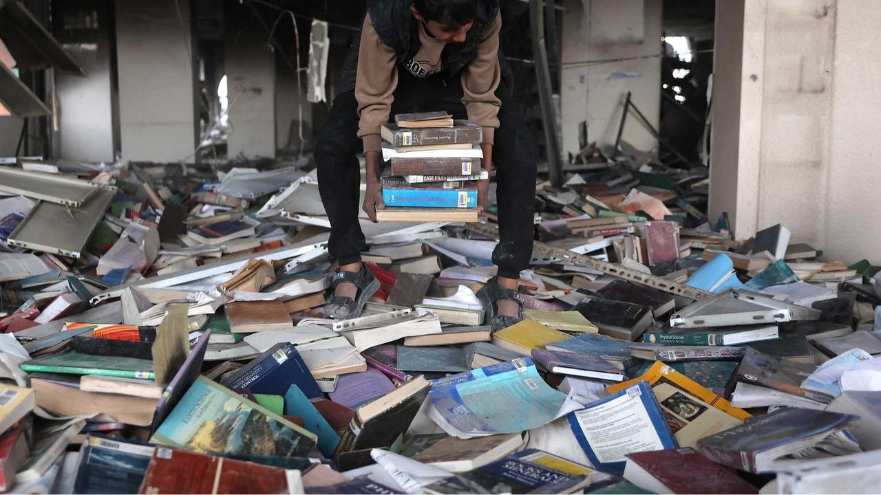 FOTO: Nestapa Warga Gaza:  Memasak dengan Buku Buku Bekas Universitas