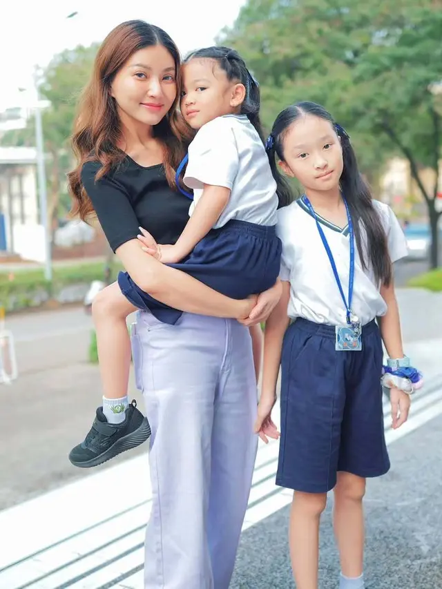 Inspirasi Outfit Antar Anak Sekolah ala Sarwendah