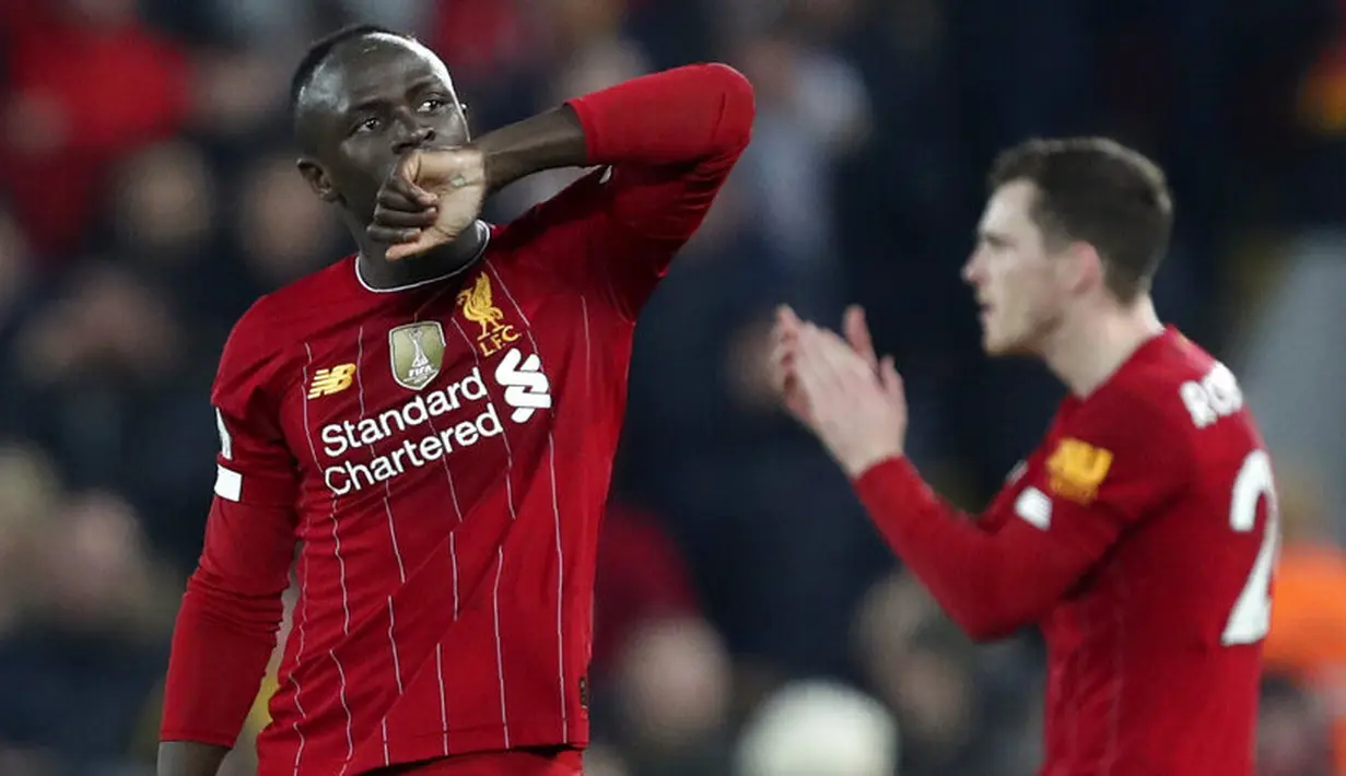 Penyerang Liverpool, Sadio Mane, melakukan selebrasi usai membobol gawang Wolverhampton Wanderers pada laga Premier League 2019 di Stadion Anfield, Minggu (29/12). Liverpool menang 1-0 atas Wolverhampton. (AP/Jon Super)