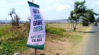 Banner atau spanduk bernada provokatif muncul di Cilacap jelang sedekah laut Cilacap. (Foto: Liputan6.com/Taufik H untuk Muhamad Ridlo)