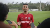 Kapten Bali united Ricky Fajrin saat diwawancarai awak media di Bali united training center pada Kamis (26/6/2025). (Bola.com/Alit Binawan)