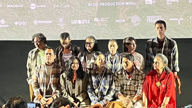 Produser, sutradara, dan pemeran Empat Musim Pertiwi dalam press conference trailer & poster Empat Musim Pertiwi yang diselenggarakan di kawasan Jakarta pada (8/9/2026). (Liputan6.com/Afradhiya N.R)