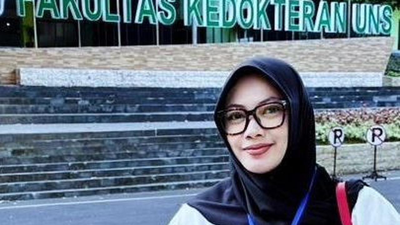 Setelah lama tidak muncul di media, dokter Astrid Gayatri baru saja resmi menyandang gelar sebagai spesialis THT dan Bedah Kepala Leher.<br>