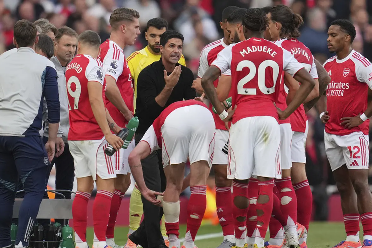 Mikel Arteta memberikan instruksi pada skuad Arsenal di laga lawan Manchester City di pekan kelima Liga Inggris 2025/26 di Emirates Stadium, Minggu (21/09/2025)