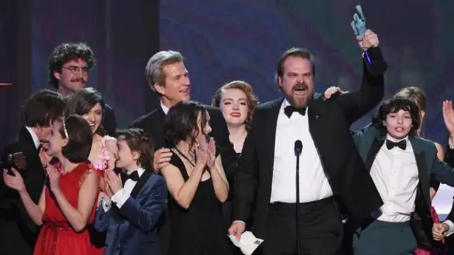 Bintang serial Stranger Things, David Harbour, menyampaikan kritiknya soal kebijakan Donald Trump yang melarang imigran dan pengungsi dari tujuh negara masuk ke Amerika Serikat. 