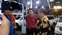 Marah-marah tidak karuan, Warsit mengaku dirinya adalah pengawas. Anggota DPRD Blora itu pun merasa besar dan menyebut jabatannya sebagai wakil rakyat saat ini setingkat bupati. (Liputan6.com/ Ahmad Adirin)