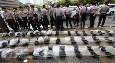 Sejumlah petugas kepolisian saat berjaga di kawasan Sarinah, Jakarta Pusat, Jumat (2/12). Meski aksi damai 2 Desember telah usai, mereka tetap berjaga sampai situasi kondusif. (Liputan6.com/Ferbian Pradolo)