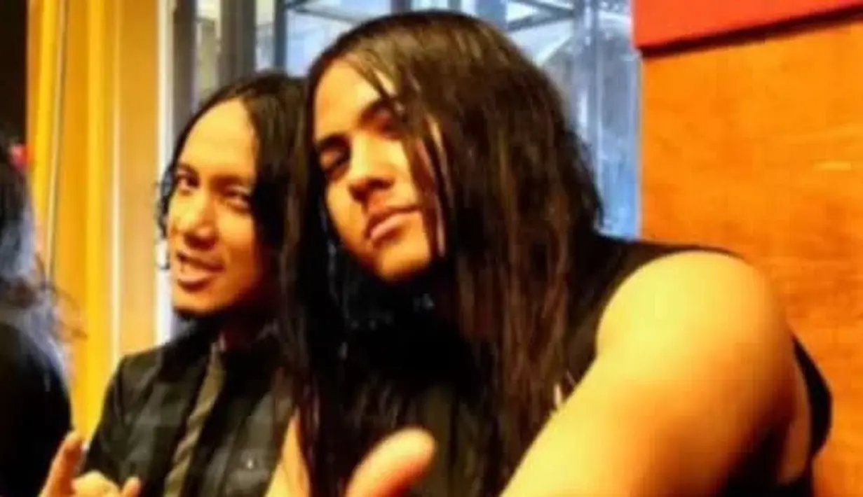 Perjalanan musik Derry dimulai sejak muda, bahkan sebelum bergabung dengan Betrayer, ia sempat membentuk band bernama Liang Lahat. Saat bersama Betrayer, ia dikenal dengan gaya khasnya yang garang dan penuh energi di atas panggung. Namun, kegelisahan spiritual mulai muncul dalam dirinya hingga akhirnya ia memutuskan hijrah.  (Liputan6.com/Tiktok)