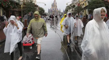 Pengunjung meninggalkan Walt Disney World saat kondisi memburuk dengan mendekatnya Badai Nicole di Danau Buena Vista, Florida, Rabu (9/11/2022). Semua taman Disney di Florida Tengah ditutup Rabu pagi karena badai yang akan datang. (Joe Burbank/Orlando Sentinel via AP)