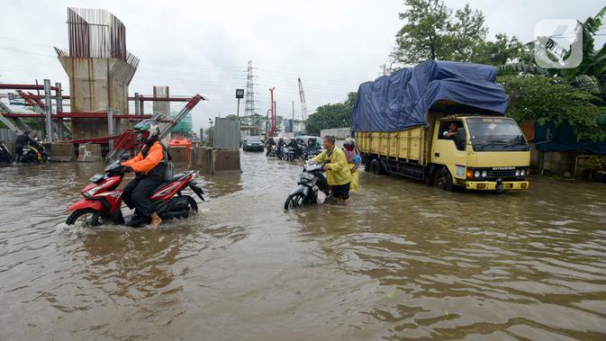 Sejumlah kendaraan bermotor melintasi banjir di Jalan Raya Bekasi, Jakarta Timur, Selasa (25/2/2020). Banjir akibat hujan yang melanda Bekasi sejak Selasa (25/2) dini hari memutus beberapa titik jalan raya di wilayah setempat. (merdeka.com/Imam Buhori)
