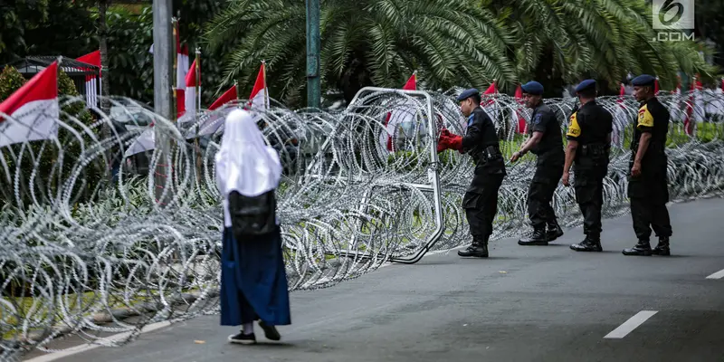 Kawat Berduri di Depan KPU