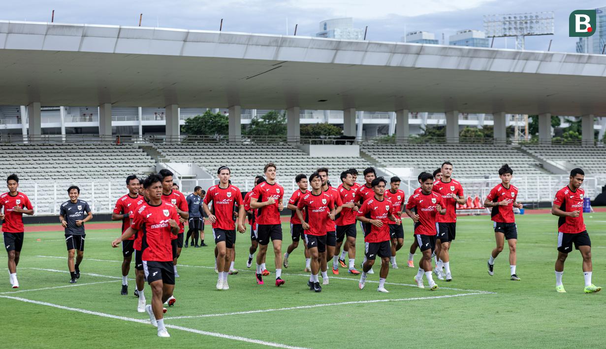 <p>Sejumlah pemain Timnas Indonesia U-22 melakukan latihan perdana menjelang SEA Games 2025 di Stadion Madya, Kompleks Stadion Utama Gelora Bung Karno (SUGBK), Senayan, Jakarta, Selasa (11/11/2025). Sebanyak 33 pemain mengikuti sesi tersebut untuk selanjutnya diseleksi menjadi 23 pemain sebelum dibawa ke Thailand. (Bola.com/Bagaskara Lazuardi)</p>