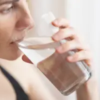 Ilustrasi Minum Air Putih (Photo by Engin Akyurt on Unsplash)