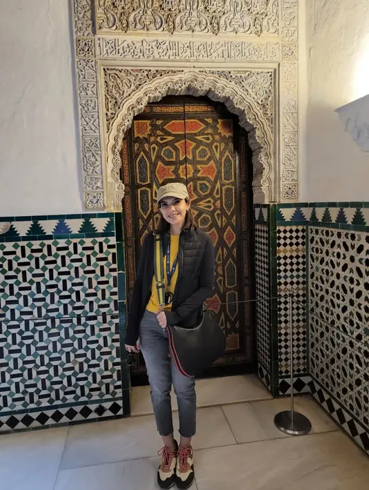 Topi cokelat dan sneaker Nike Air Max 1 seharga Rp10jutaan melengkapi outfit Nana di Sevilla [instagram/najwashihab]