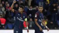 Gaya pemain PSG, Thiago Silva (kiri) merayakan golnya ke gawang FC Metz pada lanjutan Ligue 1 Prancis di Parc des Princes Stadium, Paris (10/3/2018). PSG menang telak 5-0. (AP/Thibault Camus)