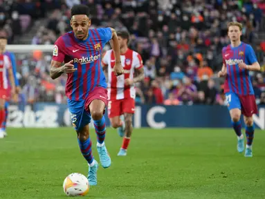 Aubameyang pindah ke Barcelona pada bursa transfer musim dingin dengan status bebas transfer. Pada pertandingan Liga Spanyol antara Barcelona vs Atletico Madrid di Camp Nou, Minggu (6/2/2022), Aubameyang dimainkan pelatih Xavi Hernandez pada menit ke-61. (AFP/Lluis Gene)