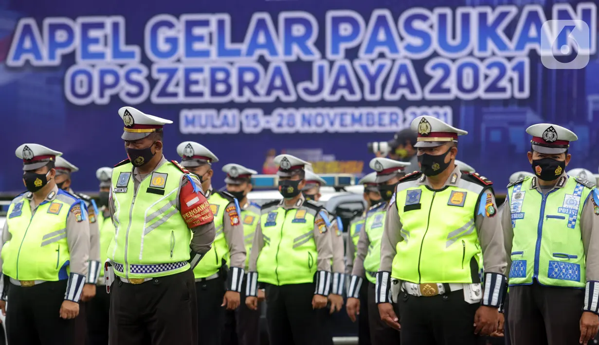 Anggota polisi saat Apel Gelar Pasukan Operasi Zebra Jaya 2021 di Polda Metro Jaya, Jakarta, Senin (15/11/2021). Operasi Zebra Jaya 2021 akan digelar selama dua pekan, 15-28 November 2021. (Liputan6.com/Herman Zakharia)