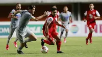 Umpan dari Riko Simanjuntak diterima dengan dingin oleh Taufik Hidayat. Dia kemudian melepas tendangan keras yang tidak bisa dihalau kiper Persib Bandung, I Made Wirawan. (Bola.com/M Iqbal Ichsan)