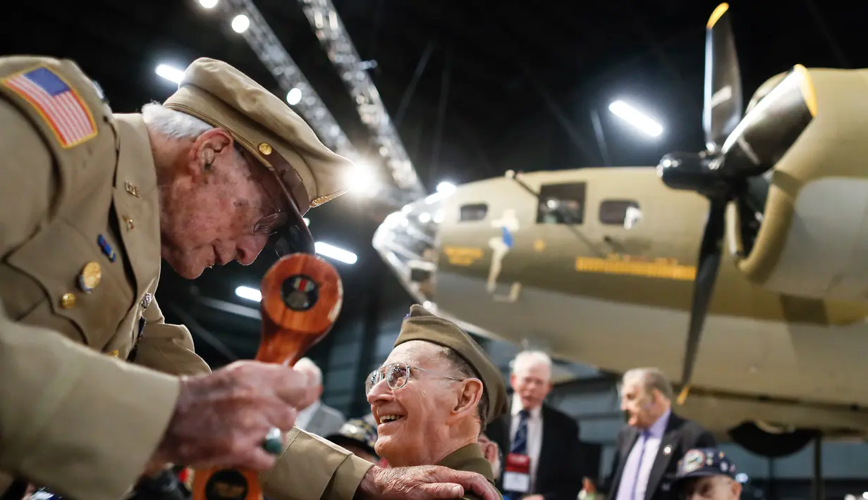 Veteran perang berkumpulu untuk menyaksikan Boeing B-17 Flying Fortress, Memphis Belle saat dipamerkan di Museum Nasional Angkatan Udara AS, Dayton, Ohio, Rabu (16/5). Memphis Belle sempat digunakan untuk berperang melawan Nazi. (AP Photo/John Minchillo)