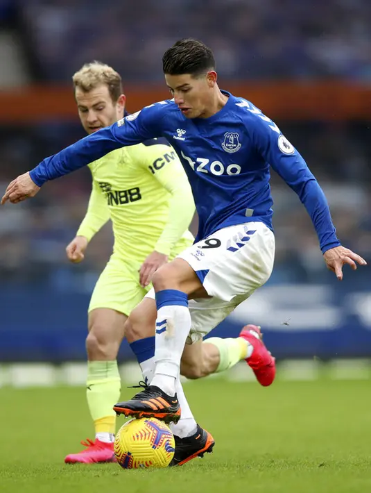 Pemain Everton James Rodriguez (kanan) mengontrol bola saat menghadapi Newcastle United pada pertandingan Liga Inggris di Goodison Park, Liverpool, Inggris, Sabtu (30/1/2021). Newcastle United menang 2-0. (Clive Brunskill/Pool via AP)