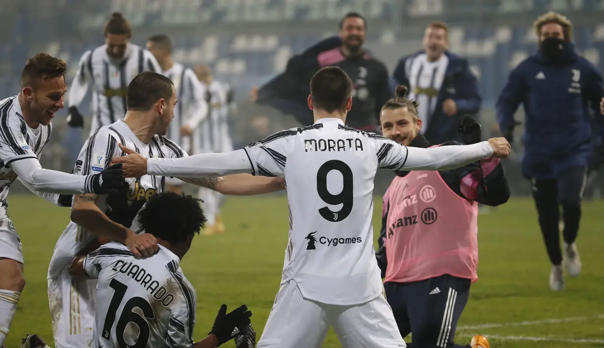 Penyerang Juventus, Alvaro Morata berselebrasi usai mencetak gol ke gawang Napoli pada laga final Piala Super Italia di Stadion Mapei, Sassuolo, Kamis (21/1/2021). Juventus kini tercatat sebagai tim yang paling sering menjuarai Piala Super Italia. (AP Photo/Antonio Calanni)