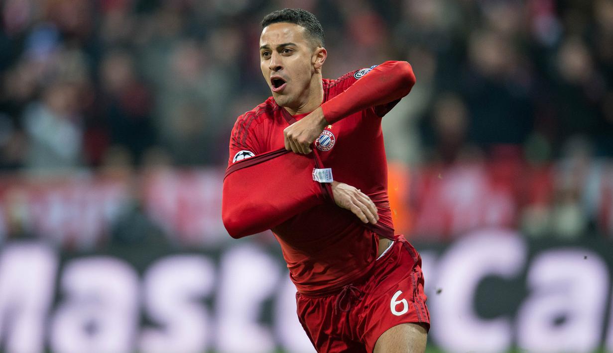 Gelandang Bayern Muenchen, Thiago Alcantara, melakukan selebrasi saat pertandingan melawan Juventus pada laga Liga Champios di Allianz Arena, Jerman, (16/4/2016). (EPA/Sven Hoppe)