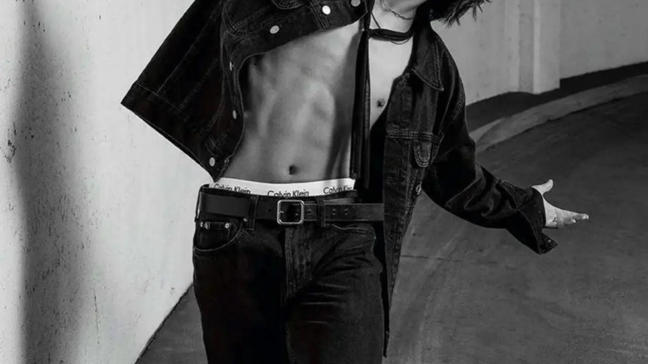 6 Gaya Jungkook BTS Pamer Perut Sixpack hingga Boyfriend Material Look di Pemotretan Terbaru Calvin Klein