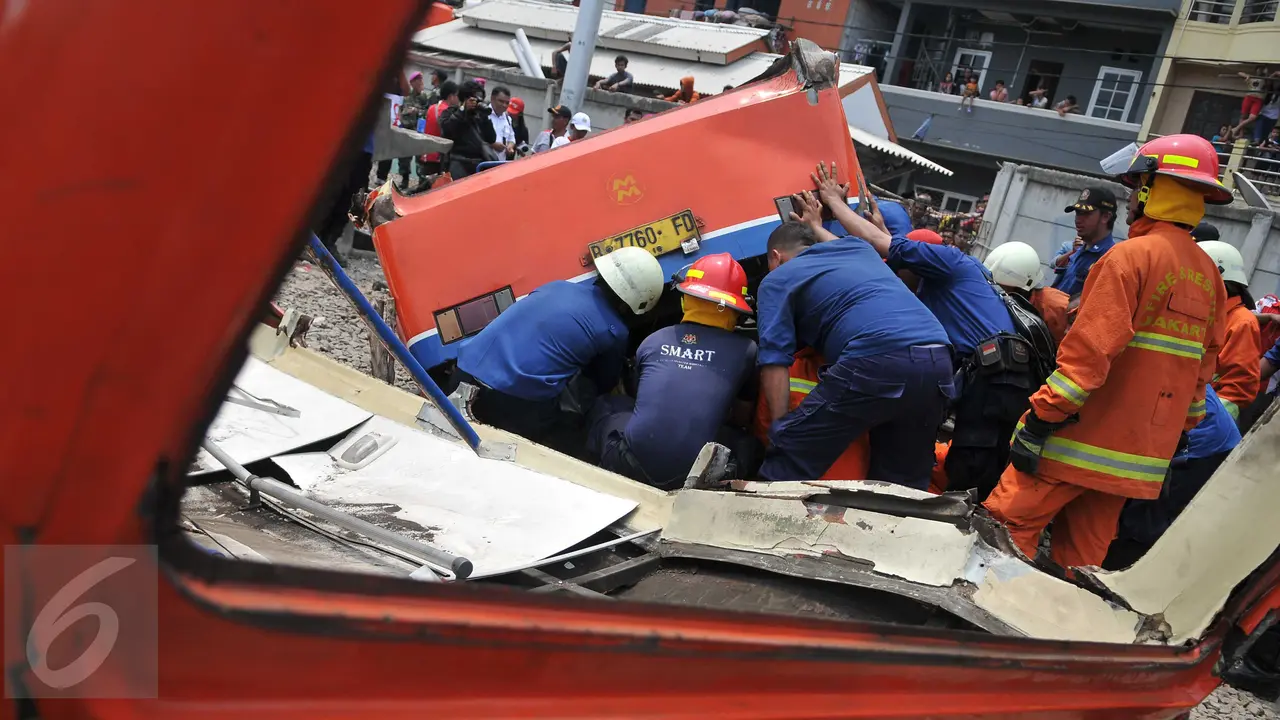 20151206-Metromini Ditabrak Kereta-Jakarta-Gempur M Surya