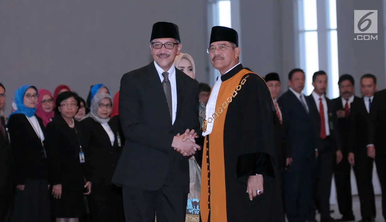 Ketua MA RI, M Hatta Ali (kanan) memberi selamat kepada Deputi Gubernur BI Dody Budi Waluyo usai pengucapan sumpah jabatan di Gedung MA RI, Jakarta, Rabu (18/4). Dody Budi Waluyo menjadi Deputi Gubernur BI 2018-2023. (Liputan6.com/Helmi Fithriansyah)