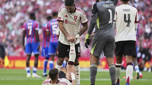 Dominik Szoboszlai membantu Milos Kerkez di laga Community Shield antara Crystal Palace vs Liverpool di Stadion Wembley, Minggu (10/08/2025). (AP Photo/Dave Shopland).