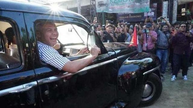 Kader Partai Demokrasi Indonesia Perjuangan (PDIP) sekaligus Gubernur Jawa Tengah Ganjar Pranowo menggunakan mobil bersejarah milik Fatmawati, yaitu Plymouth De Luxe Tahun Produksi 1948 berkapasitas mesin 4000 cc (Istimewa)