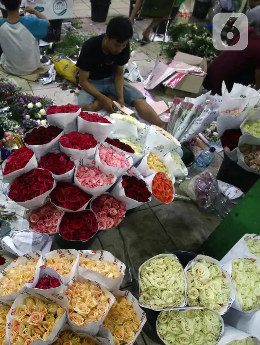 Pedagang menata bunga mawar di Pasar Bunga Rawa Belong, Jakarta Barat, Kamis (13/2/2020). Para pedagang mengaku mengalami kenaikan omzet hingga 50 persen jelang perayaan Hari Valentine yang jatuh setiap tanggal 14 Februari. (Liputan6.com/Angga Yuniar)