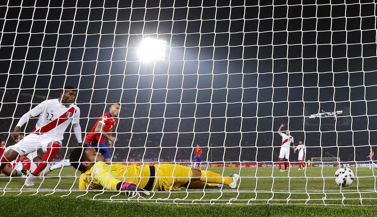 Gol pertama Cile yang di cetak Eduardo Vargas. (AP Photo/Andre Penner)